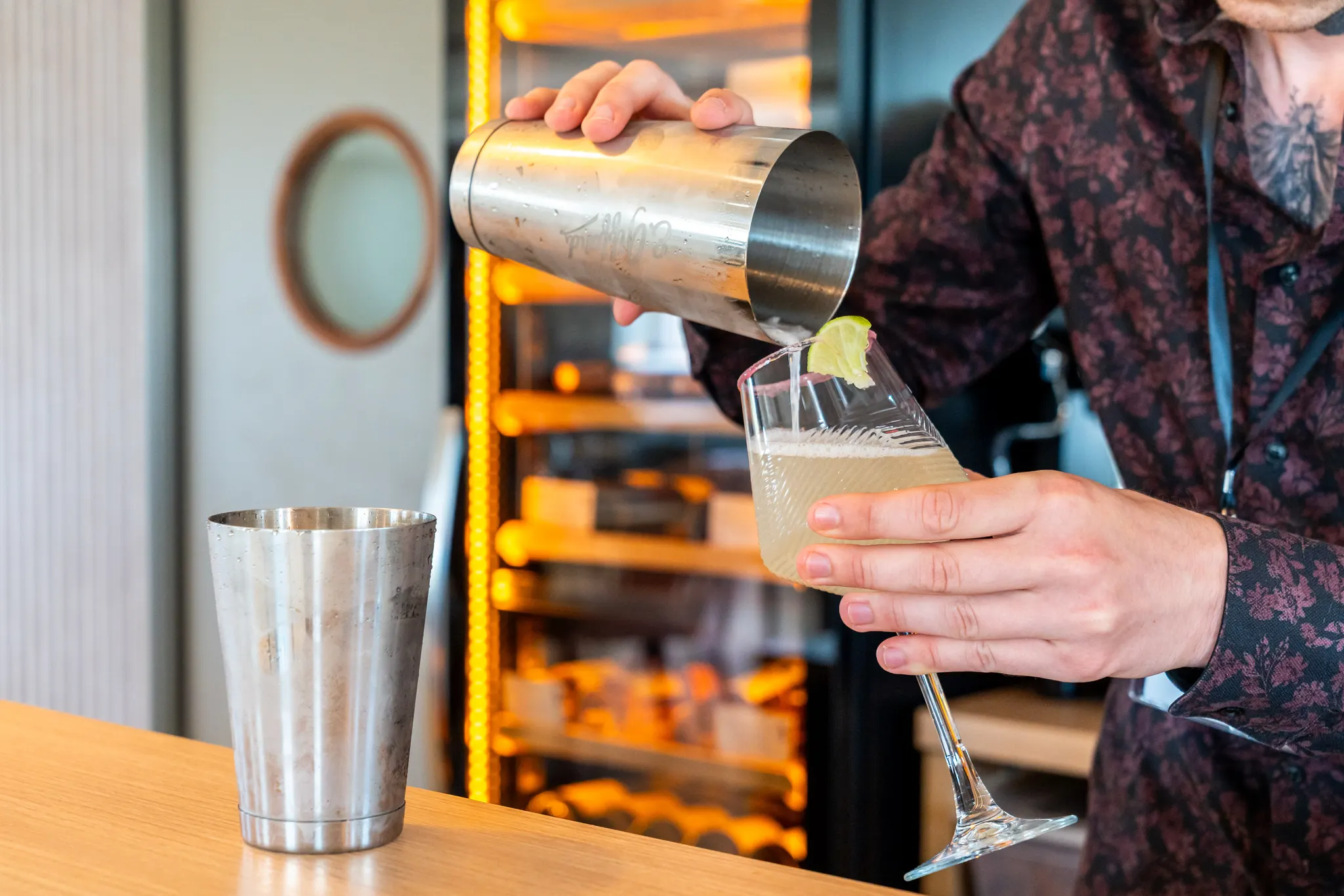 Préparation d’un cocktail au bar