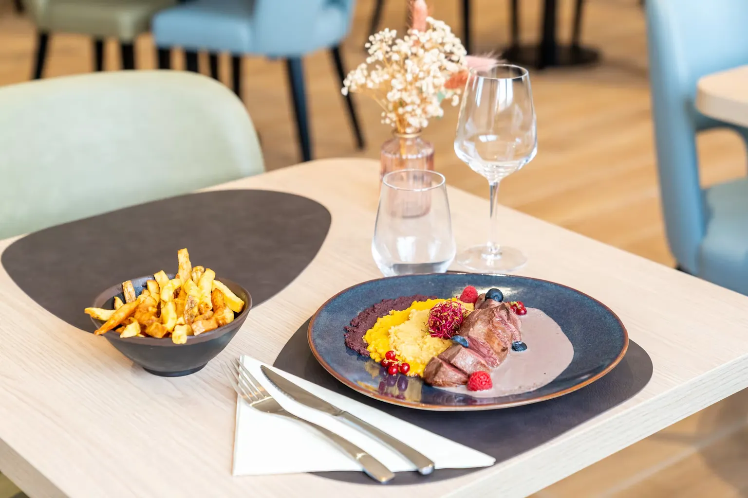 Demi magret de canard, sauce myrtilles